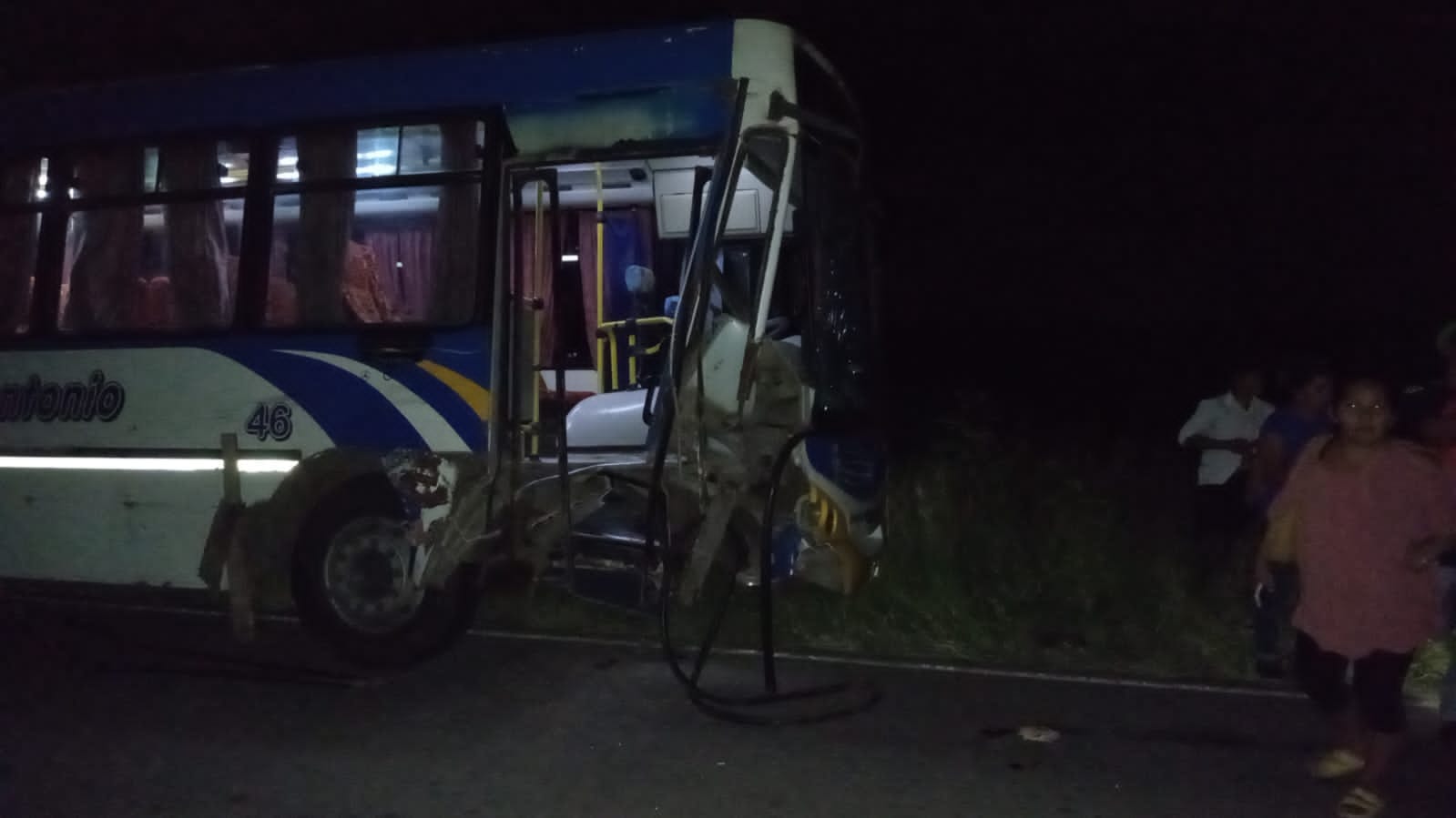 Terrible choque entre un colectivo y un tractor en ruta 34 – FM SOL SALTA