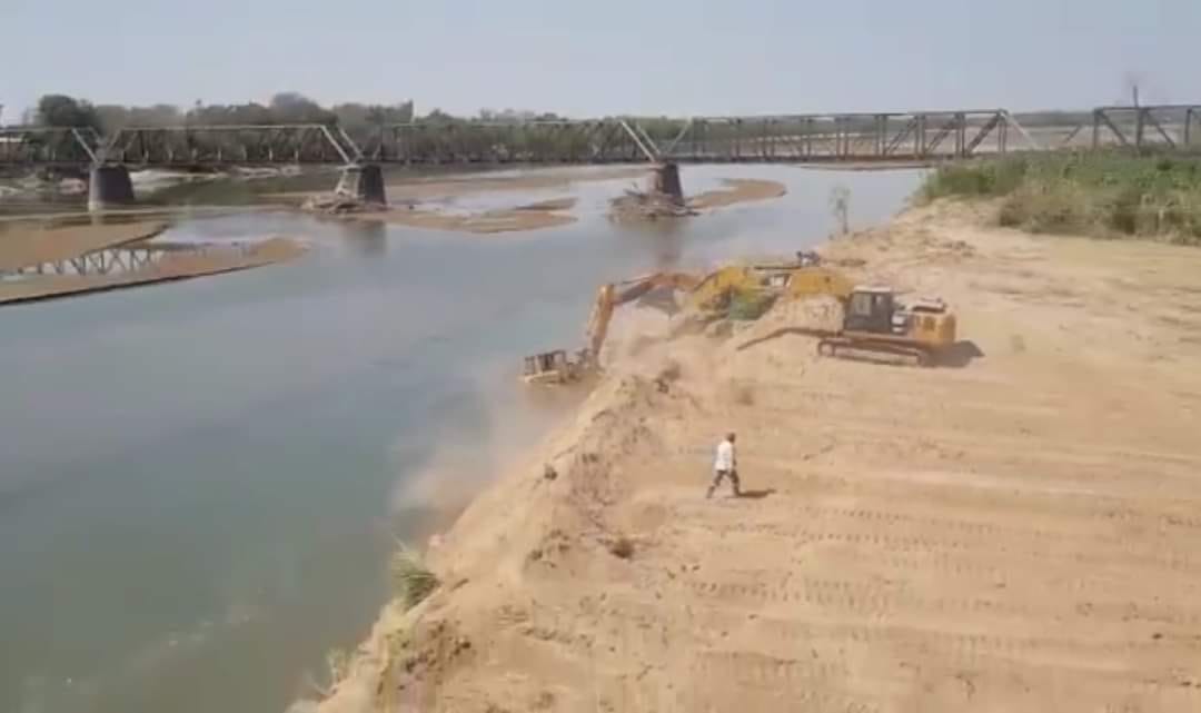 Embarcación : Se cayó una máquina en el río Bermejo