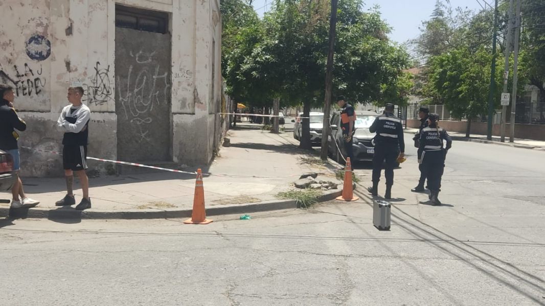 Un hombre fue baleado a metros del Hospital San Bernardo