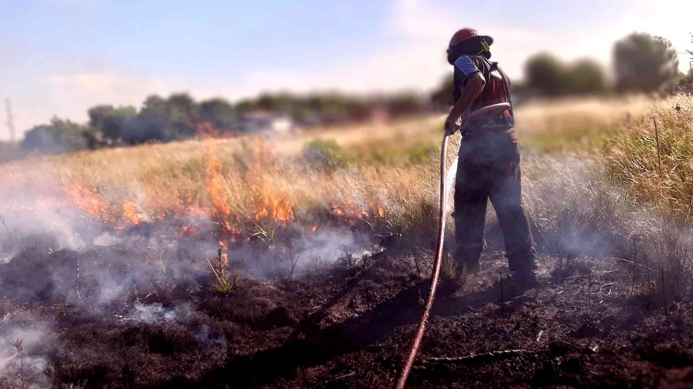 Bomberos lograron controlar un incendio de pastizales en barrio Solidaridad